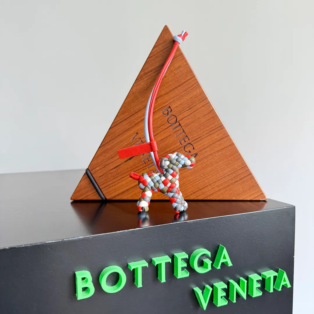 Batch 540 BOTTEGA VENETA2025 new puppy-shaped pendant braided puppy is now online😎The leather braided puppy-shaped pendant can be hung on any handbag, and it is as cute, delicate and colorful as it matches with a bag. Cute and cute, it will touch your heart at any time. It can be hung on bags or keychains. Who can resist such a cute puppy? Style number: 807068
